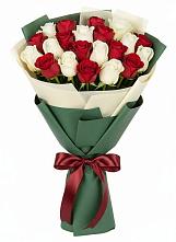 Букет Микс из красных и белых роз в Дроздово