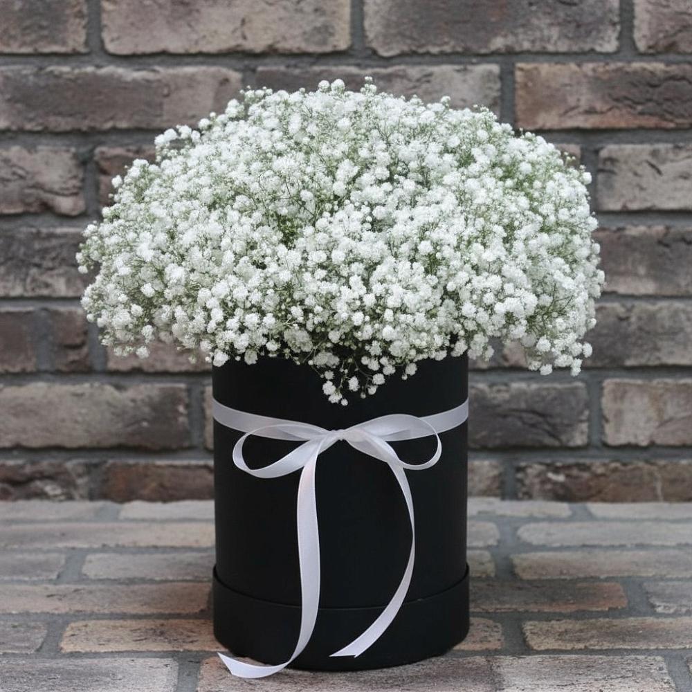 Цветочная композиция из Гипсофила в шляпной коробке в Дроздово