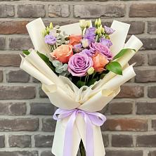 Букет цветов из:  Лизиантусы и Розы в Дроздово