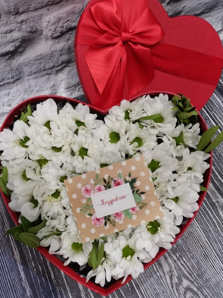 Цветочная композиция из Хризантемы в виде сердца в Дроздово