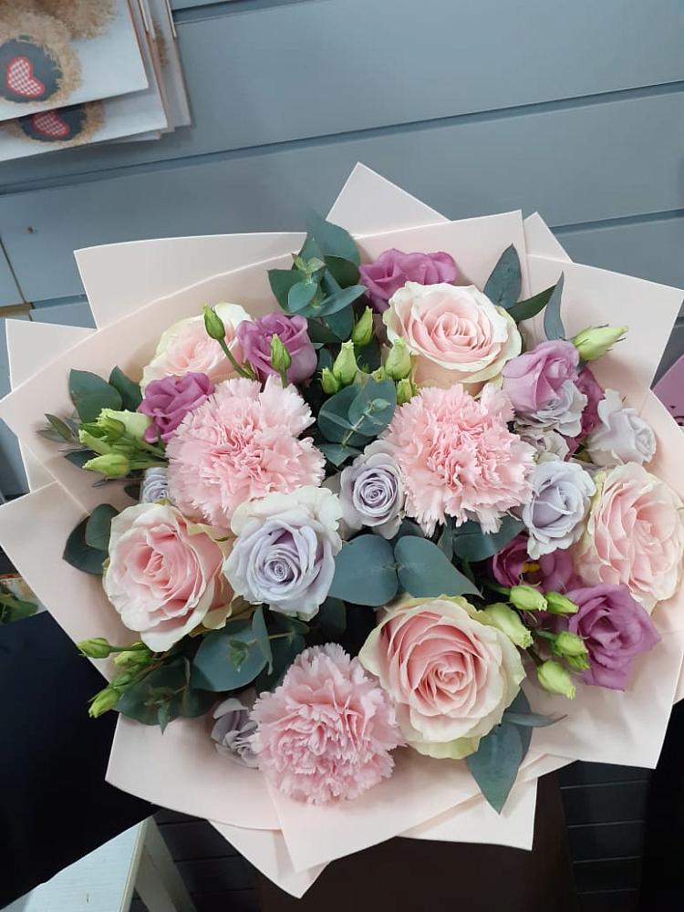 Букет цветов из: Розы, Гвоздики и Лизиантусы в Дроздово